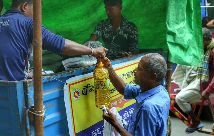 বিশেষজ্ঞদের মতে, বাজার নিয়ন্ত্রণে কার্যকর ব্যবস্থা না নিলে শুধু টিসিবি পণ্য দিয়েই মানুষের চাহিদা পূরণ সম্ভব নয়।