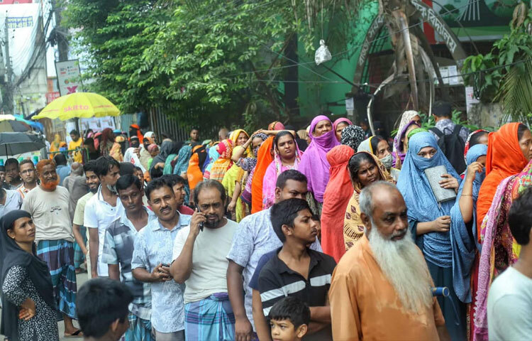 তবে দীর্ঘ লাইনের ভিড়, সীমিত পণ্যের সরবরাহ এবং একেকজনের হাতে সীমিত পরিমাণ পণ্য পৌঁছানো-এসব সমস্যার কারণে চাহিদা মেটানো যাচ্ছে না বলেও অভিযোগ উঠছে।
