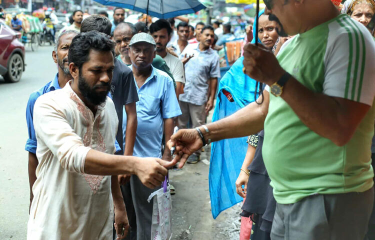 এক ক্রেতা ক্ষোভ প্রকাশ করে বলেন, ‘বাজারে তেলের দাম ১৭০ টাকা লিটার। ডাল-কেজি ১৪০, চিনি ১৬০ টাকার কাছাকাছি। এই অবস্থায় সাধ্য নেই কিছু কেনার। টিসিবির এই পণ্য না থাকলে হয়তো না খেয়ে থাকতে হতো।’
