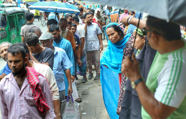 রোববার সকাল থেকেই রাজধানীর বাড্ডা লিংক রোডে দেখা গেছে টিসিবির ট্রাকের সামনে সাধারণ মানুষের দীর্ঘ লাইন।