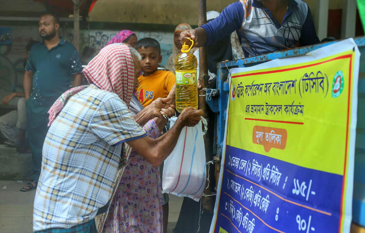 টিসিবি ট্রাক থেকে প্রতি ক্রেতার জন্য ২ লিটার সয়াবিন তেল, ২ কেজি ডাল এবং ১ কেজি চিনি নির্ধারিত প্যাকেজে বিক্রি হচ্ছে ৪৫০ টাকায়।