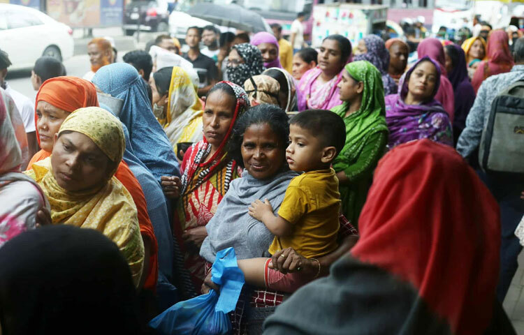 বাজারের তুলনায় কিছুটা কম দামে এই পণ্য মিলছে বলেই মানুষ সকাল থেকে সারি বেঁধে দাঁড়িয়ে পড়ছে লাইনে।