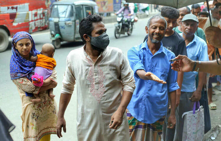 অনেকের মুখে ক্লান্তি, কারও মুখে ক্ষোভ, কিন্তু তবুও আশার আলো একটাই অন্তত এই প্যাকেজটা মিলবে।