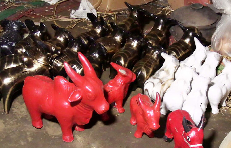 ঠাকুরগাঁও বিসিকের জেলা সম্প্রসারণ কর্মকর্তা মো. আরমান আলী বলেন, ‘কুটির শিল্পের উন্নয়নে বিসিক কাজ করছে। প্রশিক্ষণ, ঋণ সহায়তা এবং প্রদর্শনীতে কুমারদের তৈরি পণ্য বাজারজাত করার উদ্যোগ নেওয়া হচ্ছে। আমরাও চাই মৃৎশিল্প আবারও পুরোনো ঐতিহ্য ফিরে পাক।’