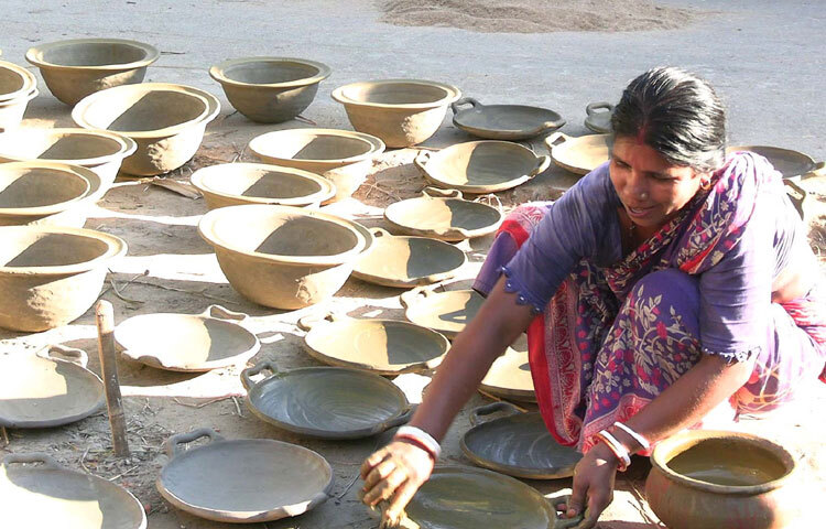 আধিকা রাণী পাল বলেন, ‘মেয়েরা আগে এ কাজ করতো আনন্দ নিয়ে। এখন কাজ থাকলেও ক্রেতা নেই। মনের ভেতর হতাশা তৈরি হচ্ছে। আমাদের এখানে ২০০ পরিবার কাজ করতো। এখন মাত্র ১৫-২০টি পরিবার কাজ করে।’
