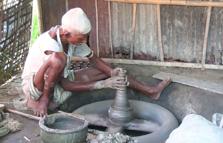 পালপাড়ার কুমার সুবল পাল বলেন, ‘আগে পূজার সময় প্রচুর খেলনা বানাতে হতো। এখন প্লাস্টিকের খেলনার কারণে মানুষ আমাদের খেলনা নেয় না। ফলে সংসার চালানোই কষ্টকর হয়ে পড়েছে।’