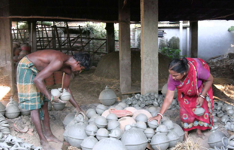 উৎসবের আনন্দ কুমারদের জীবনে রূপ নিয়েছে দুঃখ আর অনিশ্চয়তায়। ঠাকুরগাঁও সদর উপজেলার আকচা ইউনিয়নের পালপাড়ায় ২০০ পরিবার মৃৎশিল্পে যুক্ত ছিলেন। এখন টিকে আছে মাত্র ১৫-২০টি পরিবার। সংসার চালাতে হিমশিম খেতে হচ্ছে তাদের।