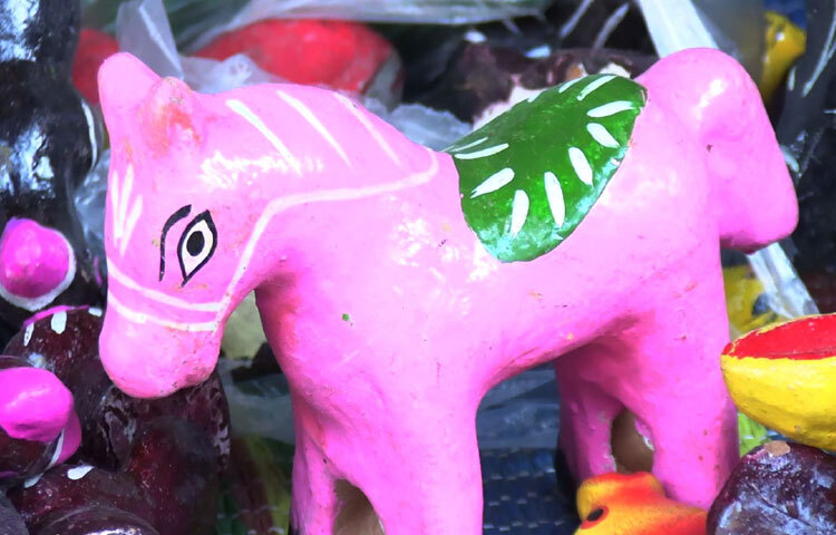 মাটির তৈরি রঙিন হাতি, ঘোড়া, গরু, হাঁড়ি-পাতিল কিংবা ফুলের টব দিয়ে সাজানো হতো শিশুদের শৈশব আনন্দ।