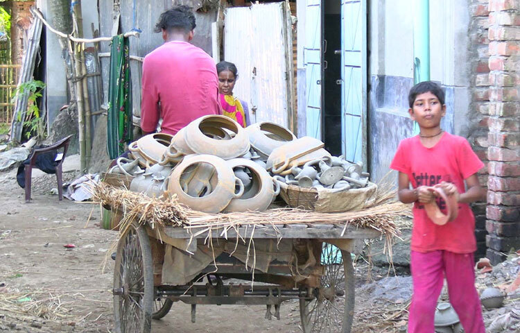 নিখিল চন্দ্র পাল বলেন, ‘মাটির খেলনা বানাতে অনেক কষ্ট করতে হয়। কিন্তু দাম পাওয়া যায় সামান্য। তাই অনেকেই এ পেশা ছেড়ে অন্য কাজে চলে গেছেন।’