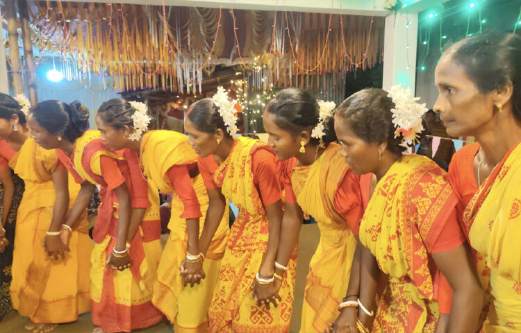 এরপর ঢাক-ঢোলের তালে হাত-পা দুলিয়ে নেচে-গেয়ে উৎসবে মেতে ওঠেন আদিবাসীরা। নাচ, গান আর গল্প বলার মধ্য দিয়ে জমে ওঠে উৎসবের আসর।