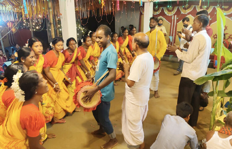 পরদিন সন্ধ্যায় মাদল, ঢোল, করতাল ও ঝুমকির বাজনার তালে তালে নেচে-গেয়ে এলাকা থেকে কারামগাছের (খিল কদম) ডাল সংগ্রহ করেন তারা। পরে একটি পূজার বেদি নির্মাণ করে সূর্য পশ্চিমে হেলে গেলে সেই কারামগাছের ডালটি বেদিতে রোপণ করা হয়।