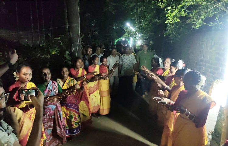 আদিবাসী সম্প্রদায়ের বিশ্বাস, ভাদ্র মাসের শেষ দিন ও আশ্বিনের প্রথম দিনে পালিত কারাম পূজা বিপদ-আপদ থেকে মুক্তি, ভালো ফসল উৎপাদন ও সমৃদ্ধি বয়ে আনে।