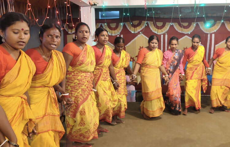 জানা যায়, ভাদ্র মাসের শেষ রাত ও আশ্বিনের শুরুতে কারাম উৎসব উদযাপনের জন্য ওড়াঁও নর-নারী সূর্যোদয় থেকে সূর্যাস্ত পর্যন্ত প্রথম দিন উপোষ থাকেন। 
উপোষের মধ্য দিয়েই পূজা শুরু করেন ওঁরাও নারীরা।