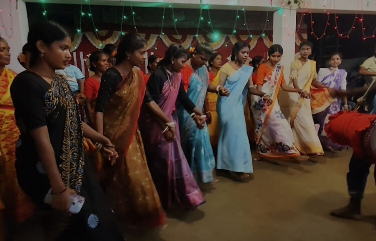 রঙিন পোশাকে সারিবদ্ধ হয়ে নৃত্য পরিবেশন করেন নারী-পুরুষ। ছোট-বড় সব বয়সী মানুষের পদচারণায় কারাম উৎসব রূপ নেয় মিলনমেলায়। শুধু ওড়াঁওরা নন, হিন্দু-মুসলিমসহ বিভিন্ন সম্প্রদায়ের মানুষও যোগ দেন এই উৎসবে।