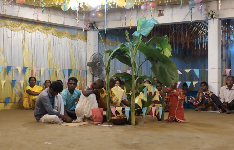 প্রাচীন ঐতিহ্য ধরে রাখতে আদিকাল থেকেই ওড়াঁওরা উপবাস থেকে শুরু করে কারাম বৃক্ষের ডাল পুঁতে পূজা-অর্চনা করে আসছেন। পূজা শেষে নারী-পুরুষ, শিশু-কিশোররা ঢাক-ঢোলের তালে নেচে-গেয়ে মেতে ওঠেন উৎসবের আনন্দে।