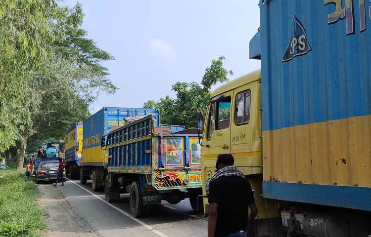 ঢাকা-চট্টগ্রাম মহাসড়কের সীতাকুণ্ডে ২৭ কিলোমিটার অংশে তীব্র যানজটের সৃষ্টি হয়েছে। মহাসড়কের সংস্কারকাজ চলার কারণে এই যানজটের সৃষ্টি হয়েছে বলে জানিয়েছে হাইওয়ে পুলিশ। ছবি: এম মাঈন উদ্দিন