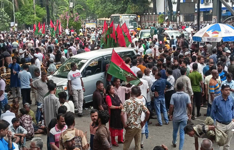ঢাকা দক্ষিণ সিটি করপোরেশনের (ডিএসসিসি) মেয়র হিসেবে ইশরাক হোসেনের শপথের দাবিতে রাজধানীর মৎস্য ভবন মোড় অবরোধ করে আন্দোলন করছেন তার সমর্থকরা। এতে ওই এলাকায় যান চলাচল বন্ধ হয়ে পড়েছে। ফলে সীমাহীন দুর্ভোগে পড়েছেন কর্মজীবী ও বিভিন্ন গন্তব্যে চলাচলকারী সাধারণ মানুষ। ছবি: জাগো নিউজ