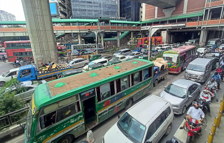 জুলাই-আগস্ট গণঅভ্যুত্থান, শোক ও বিজয়ের প্রথম বর্ষপূর্তি উপলক্ষে ছাত্রদলের উদ্যোগে শাহবাগে ‘ছাত্র সমাবেশ’ এবং এনসিপির উদ্যোগে কেন্দ্রীয় শহীদ মিনারে ‘জুলাই ঘোষণাপত্র ও সনদের’ দাবিতে জনসমাবেশ আয়োজন করা হয়েছে। ফলে সমাবেশ ঘিরে সড়কে চাপ বেড়েছে মানুষের চলাচলে। ছবি: মাহবুব আলম