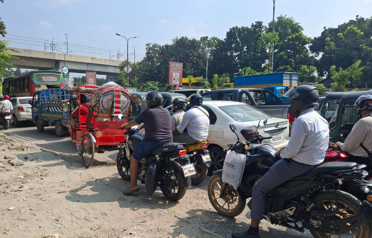 দীর্ঘ সাড়ে ২২ ঘণ্টা পর উত্তরা থেকে মতিঝিল স্টেশন পর্যন্ত মেট্রোরেল স্বাভাবিক হয়েছে। মেট্রোরেল স্বাভাবিক হলেও অনেকে না জানায় সড়কে রয়েছে এর প্রভাব। মেট্রোরেলের কিছু স্টেশন বন্ধ থাকায় সকাল থেকে অফিসগামী মানুষ দুর্ভোগে পড়েছেন। ছবি: তৌহিদুজ্জামান তন্ময়