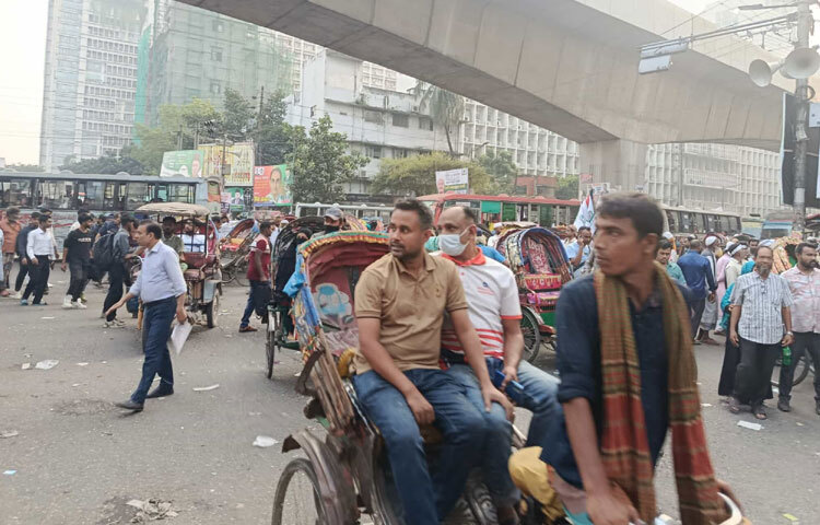 গণভোটসহ পাঁচ দাবিতে যুগপৎ আন্দোলনের শরিকদের আয়োজিত সমাবেশ কেন্দ্র করে দুপুর ১২টার পর থেকে রাজধানীর পল্টন এলাকায় যান চলাচল বিঘ্নিত হয়। বিকেল ৪টার পর সমাবেশ শেষে স্বাভাবিক হয়েছে যানচলাচল। ছবি: রায়হান আহমেদ