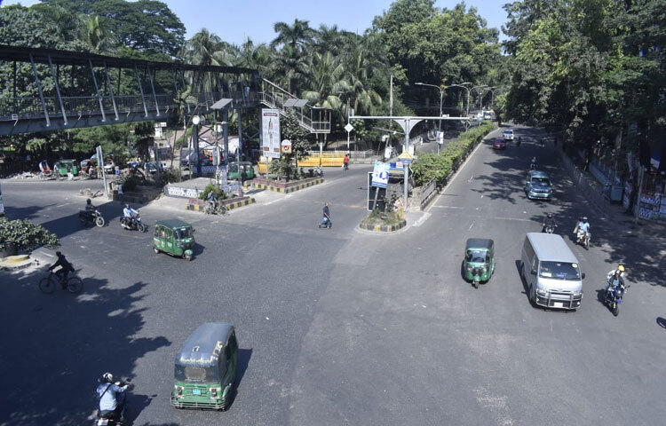 হাসিনার মামলার রায়কে কেন্দ্র করে আওয়ামী লীগের ডাকা শাটডাউন কর্মসূচীর প্রভাব শহরের বেশির ভাগ এলাকাতেই স্পষ্ট। আগারগাঁও, শাহবাগ, টিএসসি, হাইকোর্ট এলাকা, কোথাও নেই সেই পরিচিত চাপ, ভিড় বা শব্দ। আগারগাঁওয়ের আদালতপাড়া আজ যেন নিজের ধুকধুকানি হারিয়ে ফেলেছে। মানুষের উদ্বেগমেশা প্রতীক্ষা, রাজনৈতিক পরিস্থিতির উত্তেজনা এবং নিরাপত্তাব্যবস্থার কঠোরতা মিলে এলাকাজুড়ে সৃষ্টি করেছে স্তব্ধ এক পরিবেশ।