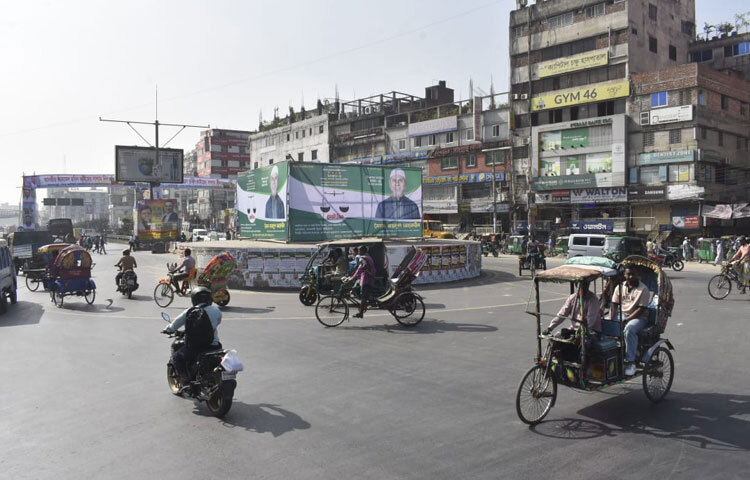 আজকের ঢাকার রাস্তায় যানজট কমে যাওয়ায় অনেকেই স্বস্তি পেলেও শহরের মানুষ বুঝতে পারছে-এই নীরবতা স্বাভাবিক নয়। এটি রাজনৈতিক অনিশ্চয়তা, রায়ের প্রতীক্ষা ও সতর্কতার এক দিনের প্রতিচ্ছবি। আর সেই প্রতিচ্ছবিই আজ রাজধানীকে এনে দিয়েছে অদ্ভুত, যানজটমুক্ত এক চেহারা।