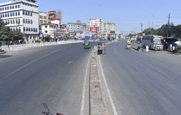 রায়ের আগে আদালতপাড়ায় ভিড় কম, গাড়ির গতি স্বাভাবিক, আর শব্দ যেন দূরে সরিয়ে রাখা হয়েছে। প্রশাসনিক এলাকা আজ সতর্ক, নীরব ও অদ্ভুতভাবে ফাঁকা।