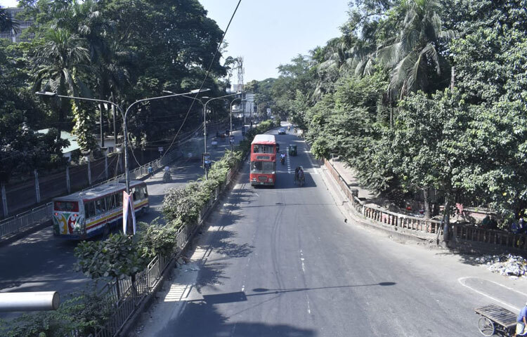 একদিকে কাওরানবাজারের তীব্র ব্যস্ততা, অন্যদিকে শাহবাগ ও আগারগাঁওয়ের স্তব্ধতা-এই বৈপরীত্যই আজকের ঢাকার প্রকৃত ছবি তুলে ধরে। রাজনৈতিক পরিস্থিতির কারণে শহরের বিভিন্ন এলাকায় যেন তৈরি হয়েছে আলাদা আলাদা বাস্তবতা। কোথাও স্বাভাবিকের চেয়ে বেশি গতি, কোথাও আবার এমন নীরবতা যা ঢাকার মতো শহরে দেখা সত্যিই বিরল।