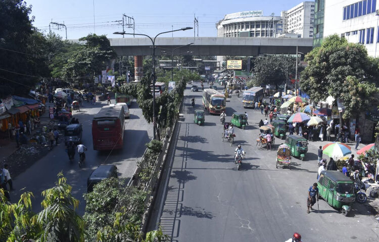 রাজধানীর প্রাণকেন্দ্র শাহবাগেও একই দৃশ্য। স্বাভাবিক দিনে যেখানে পথচারী, যানবাহন আর শিক্ষার্থীদের ভিড়ে জায়গা পাওয়া দায় হয়, আজ সেই শাহবাগ প্রায় খালি। মোড়ে ভিড় নেই, ফুটপাত নিরুত্তাপ, গাড়িচাপ কম। পরিবেশে চাপা অস্থিরতা থাকলেও মানুষের আনাগোনা কমে গিয়ে পুরো এলাকা হয়ে উঠেছে অপারভাবে নিস্তব্ধ এবং প্রাণহীন। শহরের সবচেয়ে ব্যস্ত মোড় আজ যেন নিজের শব্দ প্রয়োজনে বিরতি টেনে দিয়েছে।