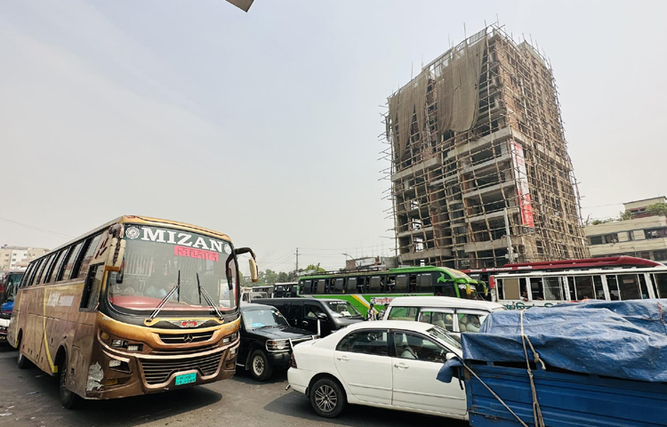 যানজটের মধ্যে আরেক সমস্যা বাড়তি ভাড়া। এখন অন্য সময়ের চেয়ে দ্বিগুণ ভাড়া গুণতে হচ্ছে যাত্রীদের। ছবি: ইসমাইল হোসেন রাসেল