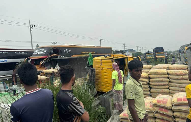 ঢাকা-টাঙ্গাইল মহাসড়কে মালবাহী ট্রাক উল্টে উত্তরবঙ্গগামী লেনে ১৫ কিলোমিটার এলাকায় যানজটের সৃষ্টি হয়েছে। ছবি: আরিফ উর রহমান টগর