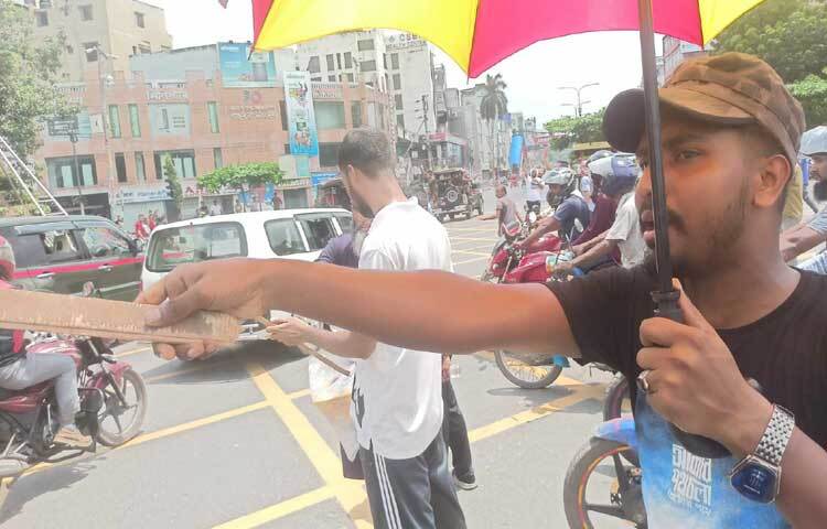 নগরীতে ট্রাফিকের দায়িত্ব নিজের কাঁধে তুলে নিয়েছেন ছাত্র ও জনতা। ছবি: মফিজুল সাদিক