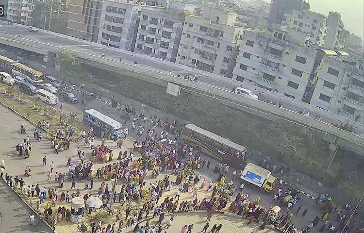 রাজধানীর বনানীর চেয়ারম্যান বাড়িতে সড়ক দুর্ঘটনায় এক পোশাকশ্রমিক নিহত হয়েছেন। এ ঘটনার প্রতিবাদে সড়ক ও এলিভেটেড এক্সপ্রেসওয়েতে যান চলাচল বন্ধ করে দিয়েছেন ক্ষুব্ধ শ্রমিকরা। ছবি: ট্রাফিক অ্যালার্ট গ্রুপ