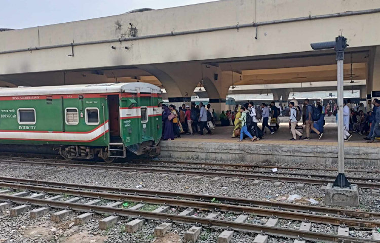 কমলাপুর থেকে সময়মতো ট্রেন ছাড়ায় খুশি যাত্রীরা। ছবি: নাহিদ সাব্বির
