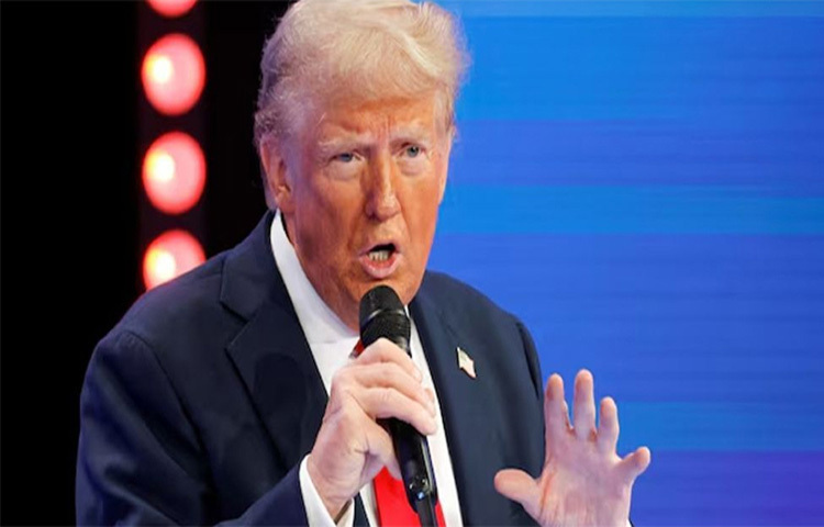 বাংলাদেশি পণ্যের ওপর ৩৭ শতাংশ শুল্কারোপ করেছে যুক্তরাষ্ট্র। বিভিন্ন দেশের পণ্যের ওপর নতুন করে শুল্ক আরোপের প্রক্রিয়ার অংশ হিসেবে এ শুল্ক আরোপ করলেন যুক্তরাষ্ট্রের প্রেসিডেন্ট ডোনাল্ড ট্রাম্প। ছবি: এএফপি