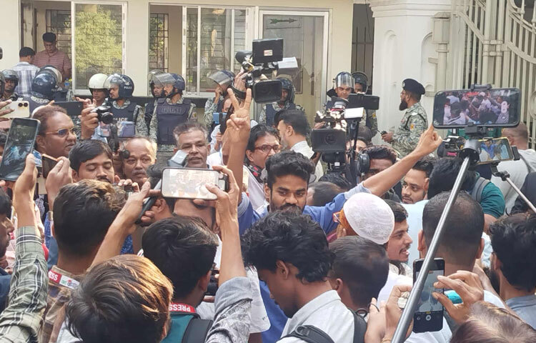 মানবতাবিরোধী অপরাধের মামলায় ক্ষমতাচ্যুত প্রধানমন্ত্রী শেখ হাসিনাসহ তিন আসামির বিরুদ্ধে রায় ঘোষণার পর ট্রাইব্যুনালের সামনে মিষ্টি বিতরণ করেছে একদল জনতা। এসময় তাদের উল্লাস করতে দেখা যায়।