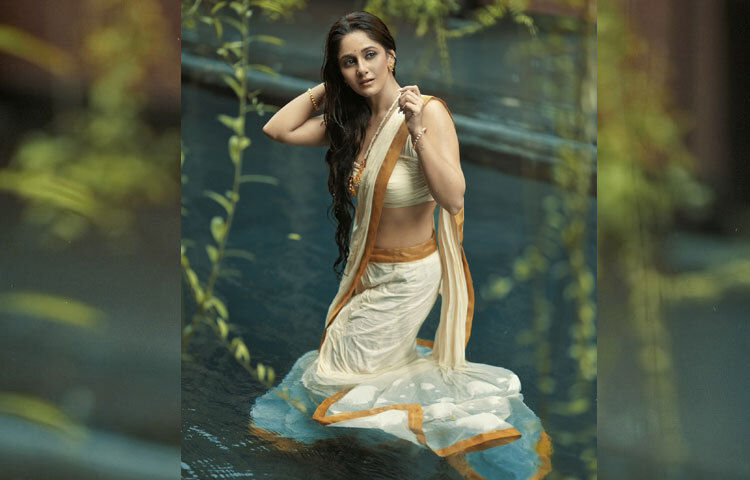 গয়নার বাড়াবাড়ি নেই; বরং খোলা চুলের সঙ্গে সামান্য চুড়ি, দুল আর মুক্তার গলার হারেই তিনি জিতেছেন দর্শকের মন।