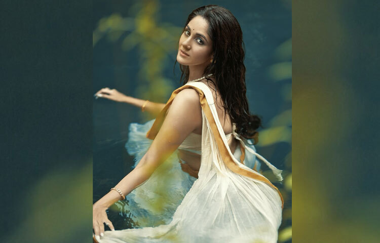 তৃণার এই জলঘেরা সাদা শাড়ির লুক নিঃসন্দেহে প্রমাণ করে-আভিজাত্য কখনও জাঁকজমক নয়, বরং এক সহজ অথচ নিখুঁত উপস্থিতিই হয়ে উঠতে পারে সবচেয়ে আবেদনময়।