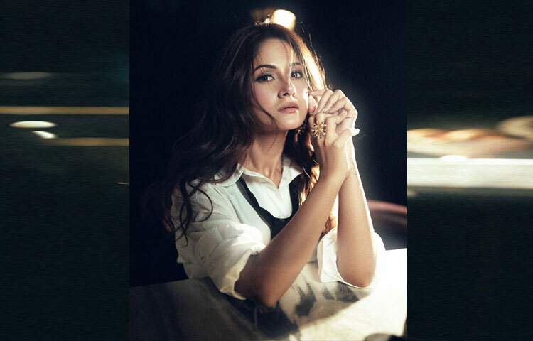 বাড়তি অলঙ্কারের ঝলক না থাকলেও একটি স্টেটমেন্ট রিং সব নজর কাড়ার জন্য যথেষ্ট। তার কপারের ছোঁয়া মেশানো সফট কার্লস পুরো স্টাইলটিকে আরও উজ্জ্বল করে তুলেছে। ফরমাল আর সাহসী সফট-গ্ল্যাম মিশে তৈরি হয়েছে এক অনন্য ‘বসলেডি’ রূপ, যেটি সত্যিই তৃণাকে অপ্রতিরোধ্যভাবে সামনে নিয়ে এসেছে।