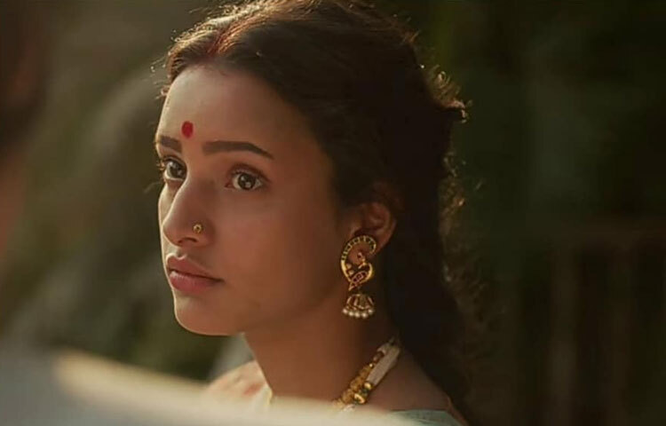 তৃপ্তি প্রথম আলোড়ন তোলেন ‘বুলবুল’ ও ‘ক্বালা’তে অভিনয়ের মাধ্যমে। সেখানে তিনি যেন গল্পের মধ্য থেকে উঠে আসা কোনো শান্ত, স্নিগ্ধ, অবিকৃত চরিত্র যাকে দেখলেই মনে হয় মায়াবী কোনো কল্পজগৎ থেকে এসেছে। সাদামাটা পোশাক, নরম চোখ সব মিলিয়ে তাকে বরাবরই ‘স্নিগ্ধ সৌন্দর্যের প্রতীক’ বলে মানতেন ভক্তরা।