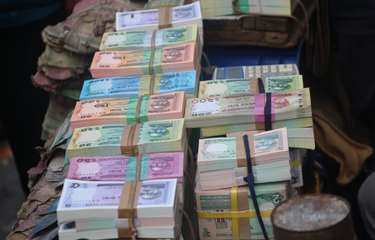 ঈদে গ্রামে বাড়ির যাবার আগে অনেকেই প্রিয়জনকে সালামি দিতে নিয়ে যাচ্ছে নতুন টাকার নোট। ছবি: মাহবুব আলম