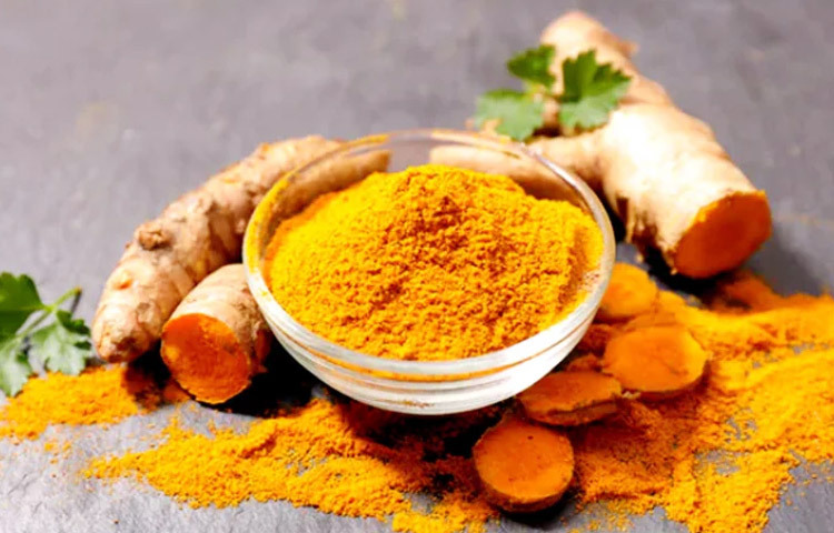 আমাদের রান্নার কজে খুবই গুরুত্বপূর্ণ একটি উপাদান হলুদ। এটি একটি জনপ্রিয় মসলা ও চমৎকার ঔষধি গুণের জন্য বেশ পরিচিত। ক্ষত নিরাময় বা ত্বকের বিভিন্ন সমস্যায়ও এটি কার্যকরী। এছাড়া হলুদ অ্যান্টিঅক্সিডেন্টে সমৃদ্ধ, তাই হজম প্রক্রিয়াকে সুস্থ রাখতে সাহায্য করে। ছবি: সংগৃহীত