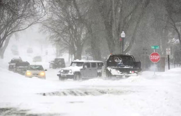১২ জানুয়ারি যুক্তরাষ্ট্রের মধ্যপশ্চিমাঞ্চলে শক্তিশালী শীতকালীন ঝড়ের কারণে মিশিগান ও উইসকনসিন অঙ্গরাজ্যের আড়াই লাখের বেশি গ্রাহক বিদ্যুৎবিচ্ছিন্ন হয়ে পড়েছেন। বাতিল ও বিলম্বিত হয়েছে হাজার হাজার ফ্লাইট। ছবি: সংগৃহীত