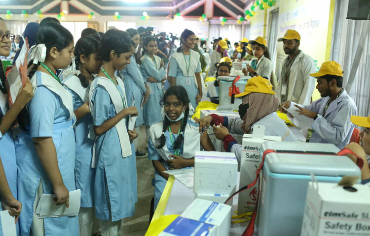 সম্প্রসারিত টিকাদান কর্মসূচির অংশ হিসেবে রাজধানীর ভিকারুননিসা নূন স্কুল অ্যান্ড কলেজে টাইফয়েড টিকাদান ক্যাম্পেইন-২০২৫ উদ্বোধন করা হয়েছে।