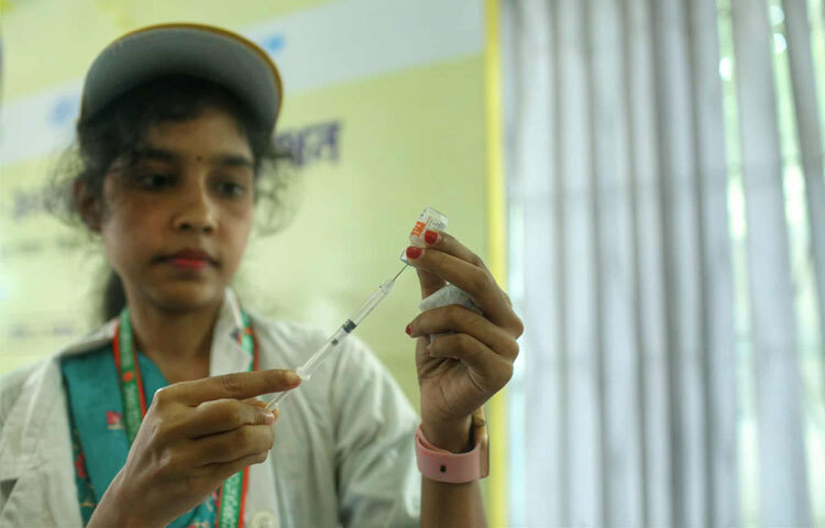 আজ থেকেই আপনারা নিজেদের প্রস্তুত করুন জ্ঞান, গবেষণা ও মানবিক দায়িত্ববোধ নিয়ে এগিয়ে যান, যোগ করেন সায়েদুল হক।