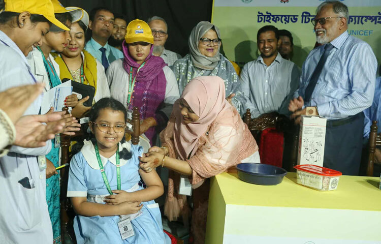 অনুষ্ঠানে প্রধান অতিথির বক্তব্যে অধ্যাপক ডা. মো. সায়েদুর রহমান বলেন, টাইফয়েডের টিকাদান পৃথিবীর সবচেয়ে বড় টিকাদান কর্মসূচিগুলোর একটি। এসব বিষয় নিশ্চয়ই আপনারা শুনেছেন। বাংলাদেশ এই সাফল্যের অংশ হতে পেরেছে, যা আমাদের জন্য গর্বের বিষয়।