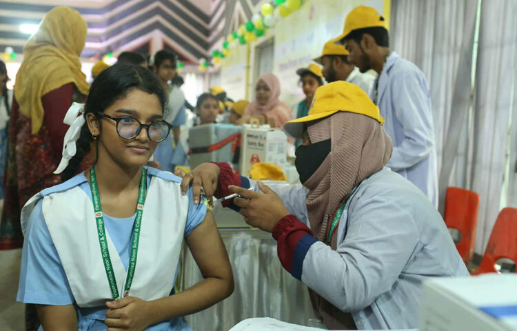 তিনি বলেন, আপনারা (শিক্ষার্থীরা) নিজেরা টিকা নেওয়ার পাশাপাশি অন্যদেরও উৎসাহিত করতে পারেন। আমাদের বলা হয়েছে, আগামী বছর থেকে এই টিকাটি সরকারিভাবে বিনামূল্যে দেওয়া নাও হতে পারে। তবে এর অর্থ এই নয় যে, টিকাটি পাওয়া যাবে না শুধু তখন ব্যক্তিগতভাবে নিতে হতে পারে।