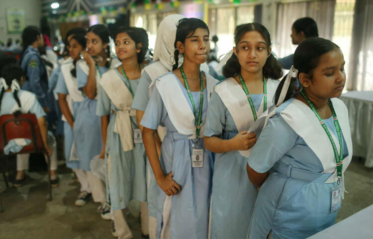 টিকা নেওয়ার জন্য নিয়ম মেনে লাইনে দাঁড়িয়ে আছে শিক্ষার্থীরা।