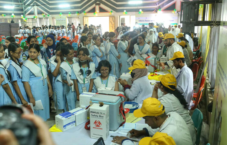 উৎসবমুখর পরিবেশে টিকা নিচ্ছেন শিক্ষার্থীরা।