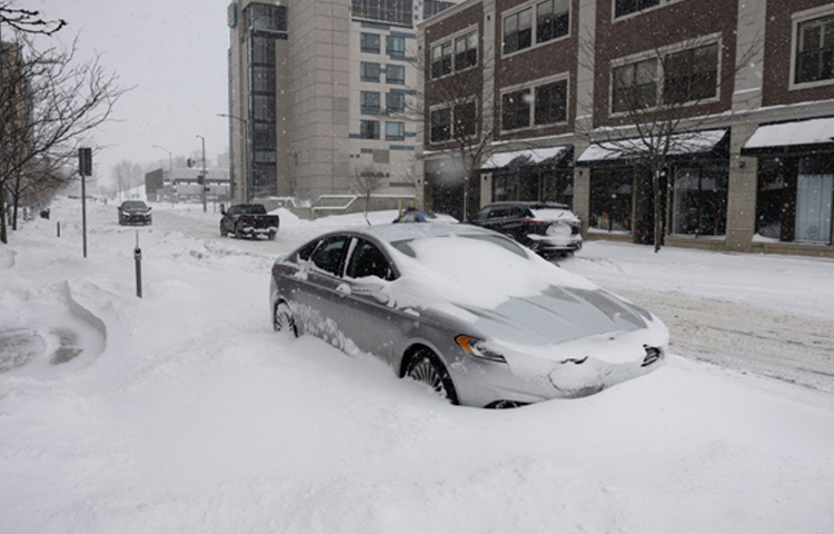 যুক্তরাষ্ট্রে গত সপ্তাহ থেকে চলা ভয়াবহ তুষারঝড়ে মৃতের সংখ্যা বেড়ে ৯২ জনে দাঁড়িয়েছে। ছবি: এএফপি